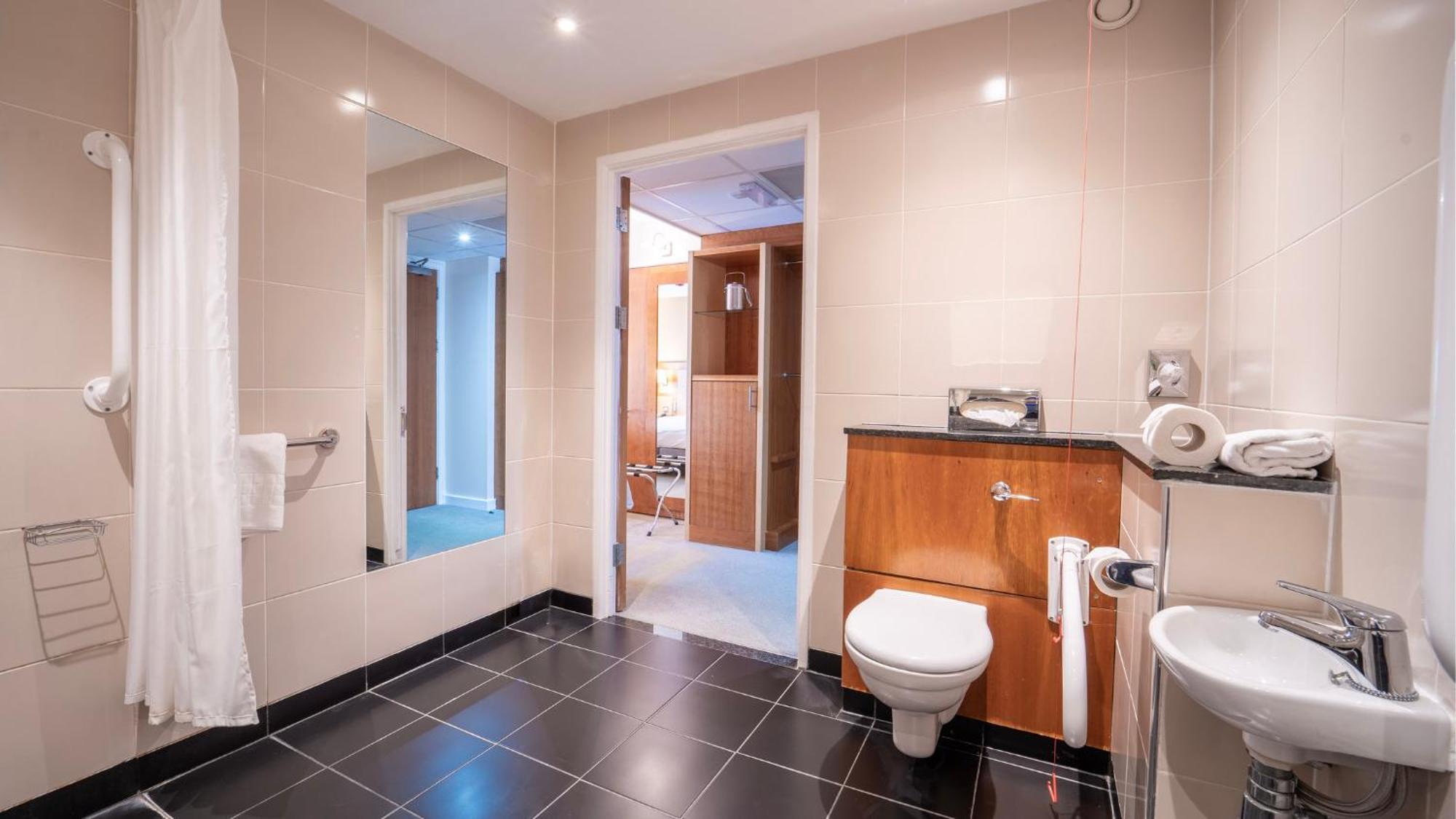 Hotel Bristol Airport By Ihg 4*